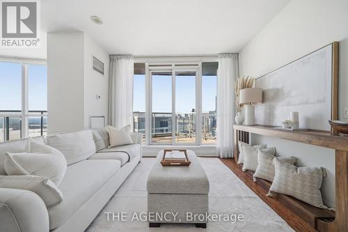 3311 - 208 Queens Quay Sw, Toronto, ON - Indoor Photo Showing Living Room