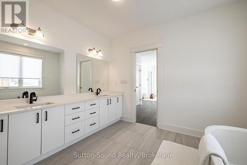 116 Laurens Lane, Georgian Bluffs, ON - Indoor Photo Showing Bathroom