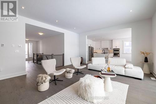 116 Laurens Lane, Georgian Bluffs, ON - Indoor Photo Showing Living Room