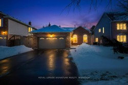 186 Crossland Gate  Newmarket, ON L3X 1A6