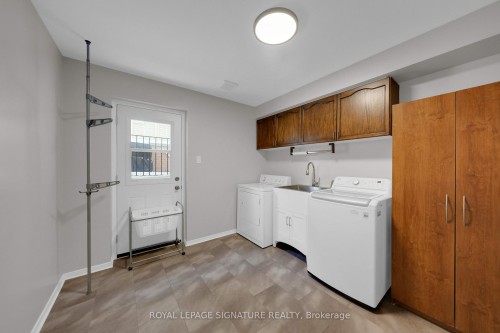 186 Crossland Gate, Newmarket, ON - Indoor Photo Showing Laundry Room