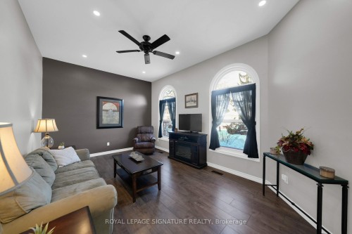 186 Crossland Gate, Newmarket, ON - Indoor Photo Showing Living Room