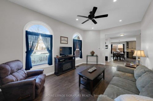 186 Crossland Gate, Newmarket, ON - Indoor Photo Showing Living Room
