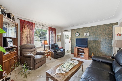 298 Sanatorium Road, Hamilton, ON - Indoor Photo Showing Living Room