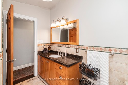 92 Auchmar Road, Hamilton, ON - Indoor Photo Showing Bathroom