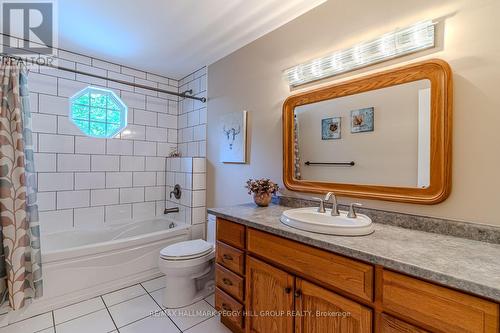 383 Peek-A-Boo Trail, Tiny, ON - Indoor Photo Showing Bathroom
