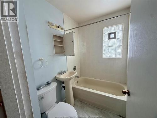 1651 Aubin, Windsor, ON - Indoor Photo Showing Bathroom