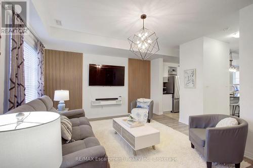 46 - 70 Plains Road W, Burlington (Lasalle), ON - Indoor Photo Showing Living Room
