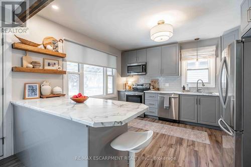 35 Charles Avenue, St. Catharines, ON - Indoor Photo Showing Kitchen With Upgraded Kitchen