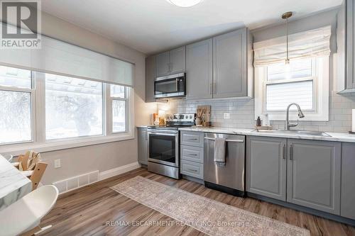 35 Charles Avenue, St. Catharines, ON - Indoor Photo Showing Kitchen With Upgraded Kitchen