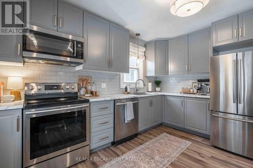 35 Charles Avenue, St. Catharines, ON - Indoor Photo Showing Kitchen With Upgraded Kitchen