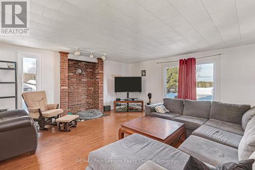 1046 County 124 Road N, Clearview (Singhampton), ON - Indoor Photo Showing Living Room