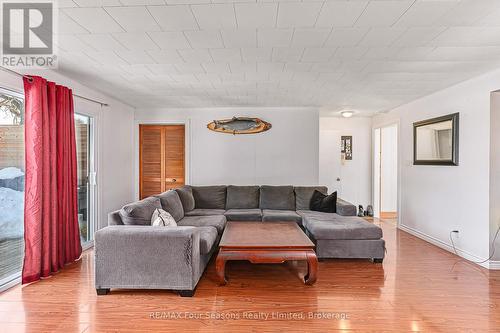 1046 County 124 Road N, Clearview (Singhampton), ON - Indoor Photo Showing Living Room