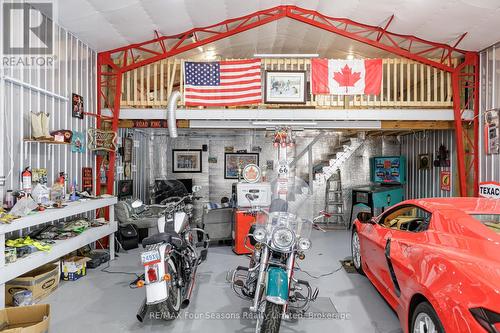 1046 County 124 Road N, Clearview (Singhampton), ON - Indoor Photo Showing Garage