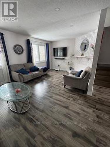 7 Sandhurst Circle E, Toronto, ON - Indoor Photo Showing Living Room