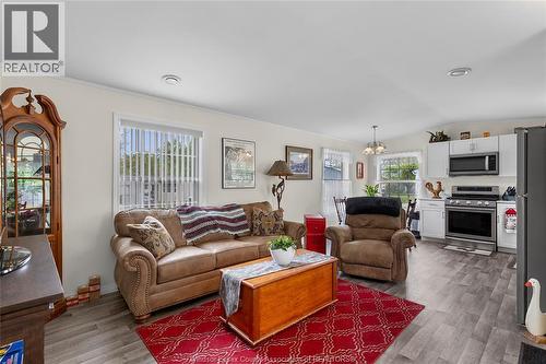 191 Steven Court, Essex, ON - Indoor Photo Showing Living Room