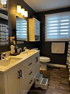 main level bathroom (5pc) - 