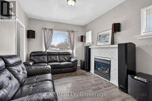 655 Highbury Avenue N, London East (East M), ON - Indoor Photo Showing Living Room With Fireplace