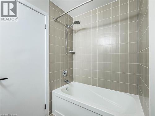 Bathroom with shower / bathtub combination - 98 Crafter Crescent, Stoney Creek, ON - Indoor Photo Showing Bathroom