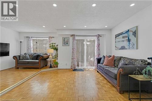 1180 Mississauga Valley Boulevard Unit# 4, Mississauga, ON - Indoor Photo Showing Living Room