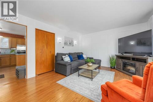 639 Stacy Court, Sarnia, ON - Indoor Photo Showing Living Room With Fireplace