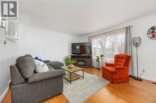639 Stacy Court, Sarnia, ON - Indoor Photo Showing Living Room