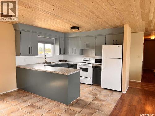 100B Lakeshore Drive, Wee Too Beach, SK - Indoor Photo Showing Kitchen With Double Sink
