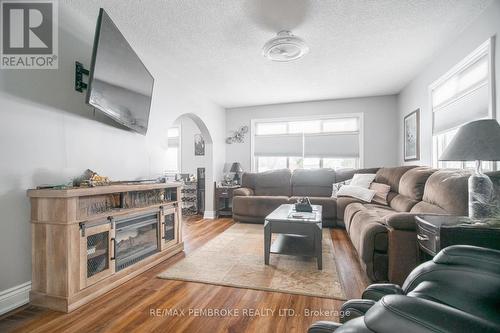 61 Doran Road, Petawawa, ON - Indoor Photo Showing Living Room