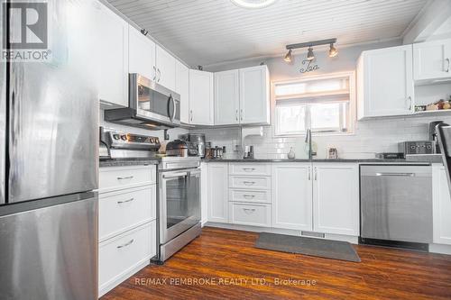61 Doran Road, Petawawa, ON - Indoor Photo Showing Kitchen