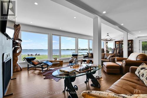 20214 County Rd 2 Road, South Glengarry, ON - Indoor Photo Showing Living Room