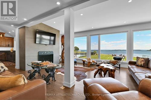 20214 County Rd 2 Road, South Glengarry, ON - Indoor Photo Showing Living Room