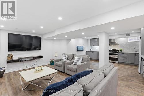 18 Abbott Avenue, Aurora, ON - Indoor Photo Showing Living Room