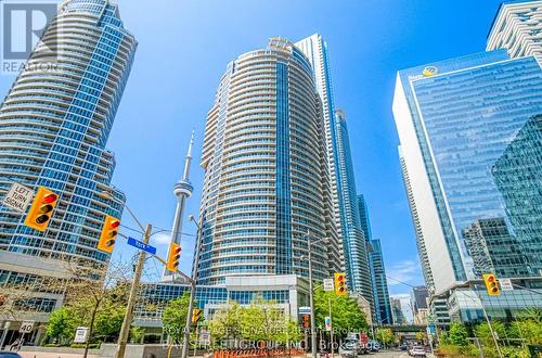 611 - 8 YORK STREET  Toronto, ON M5J 2Y2
