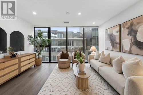 732 - 629 King Street W, Toronto, ON - Indoor Photo Showing Living Room