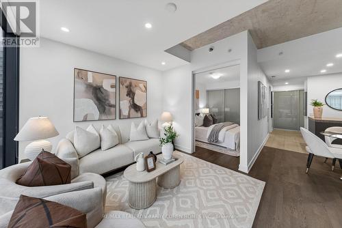 732 - 629 King Street W, Toronto, ON - Indoor Photo Showing Living Room