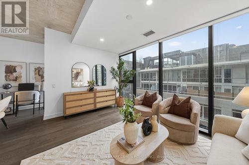 732 - 629 King Street W, Toronto, ON - Indoor Photo Showing Living Room