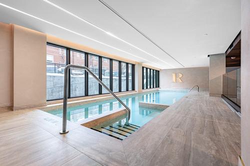 Piscine - 305-585 Av. Glengarry, Mont-Royal, QC - Indoor Photo Showing Other Room With In Ground Pool