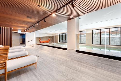 Piscine - 305-585 Av. Glengarry, Mont-Royal, QC - Indoor Photo Showing Other Room