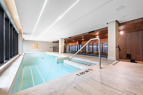 Piscine - 305-585 Av. Glengarry, Mont-Royal, QC - Indoor Photo Showing Other Room With In Ground Pool