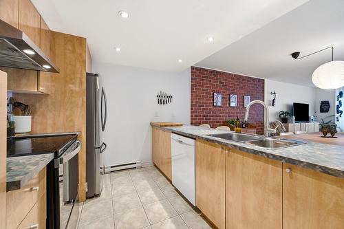 Cuisine - 6884 13E Avenue, Montréal (Rosemont/La Petite-Patrie), QC - Indoor Photo Showing Kitchen With Double Sink