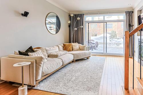 Salon - 1760 Rue Des Francs-Bourgeois, Boisbriand, QC 