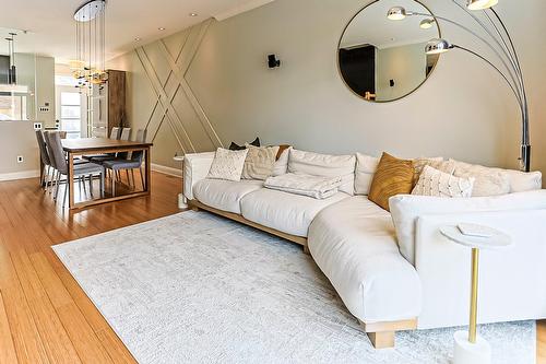 Salon - 1760 Rue Des Francs-Bourgeois, Boisbriand, QC 