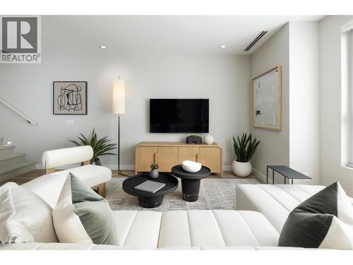3313 Watt Road, Kelowna, BC - Indoor Photo Showing Living Room