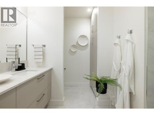 3313 Watt Road, Kelowna, BC - Indoor Photo Showing Bathroom