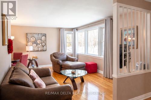 289 County Rd. 19 Road, Alfred And Plantagenet, ON - Indoor Photo Showing Living Room