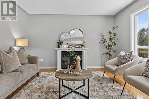 50 Cook Street, Kawartha Lakes (Lindsay), ON - Indoor Photo Showing Living Room
