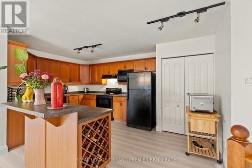 408 Brookhaven Place, London East (East A), ON - Indoor Photo Showing Kitchen