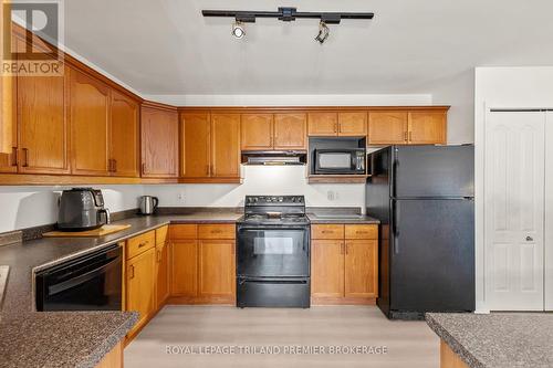 408 Brookhaven Place, London East (East A), ON - Indoor Photo Showing Kitchen