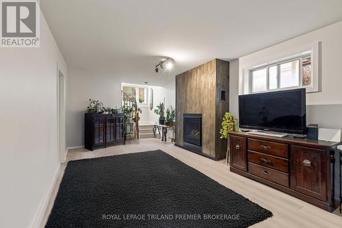 408 Brookhaven Place, London East (East A), ON - Indoor With Fireplace