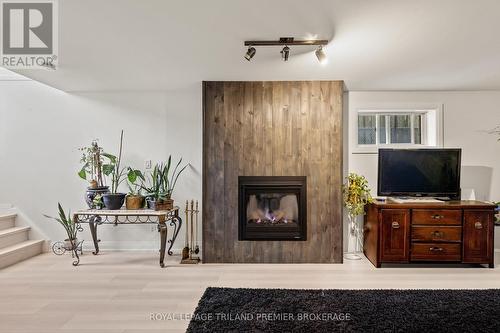 408 Brookhaven Place, London East (East A), ON - Indoor Photo Showing Living Room With Fireplace